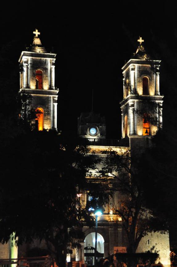 A praça e a igreja matriz iluminadas em Valladolid, cidade histórica no centro da península do Yucatán, no México